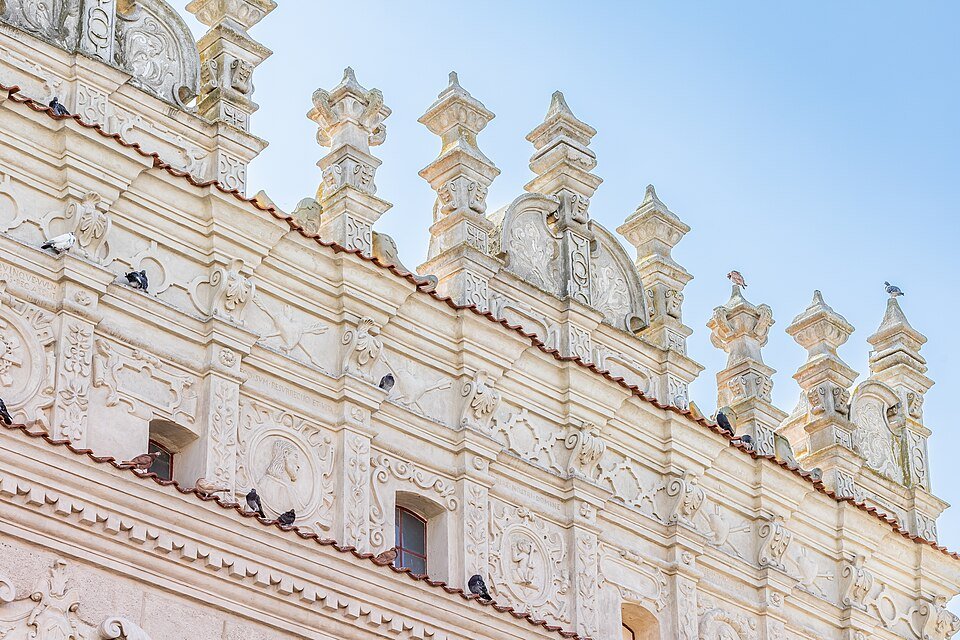 Kamienice Przybyłów – attyka z rzeźbionymi maszkarami