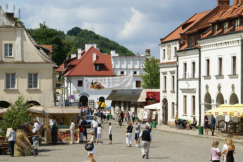 Rynek w Kazimierzu Dolnym z zabytkowymi kamienicami