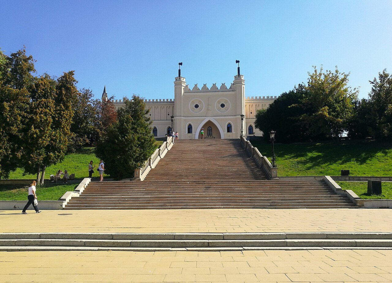 Zamek Lubelski – wzgórze zamkowe z zielenią