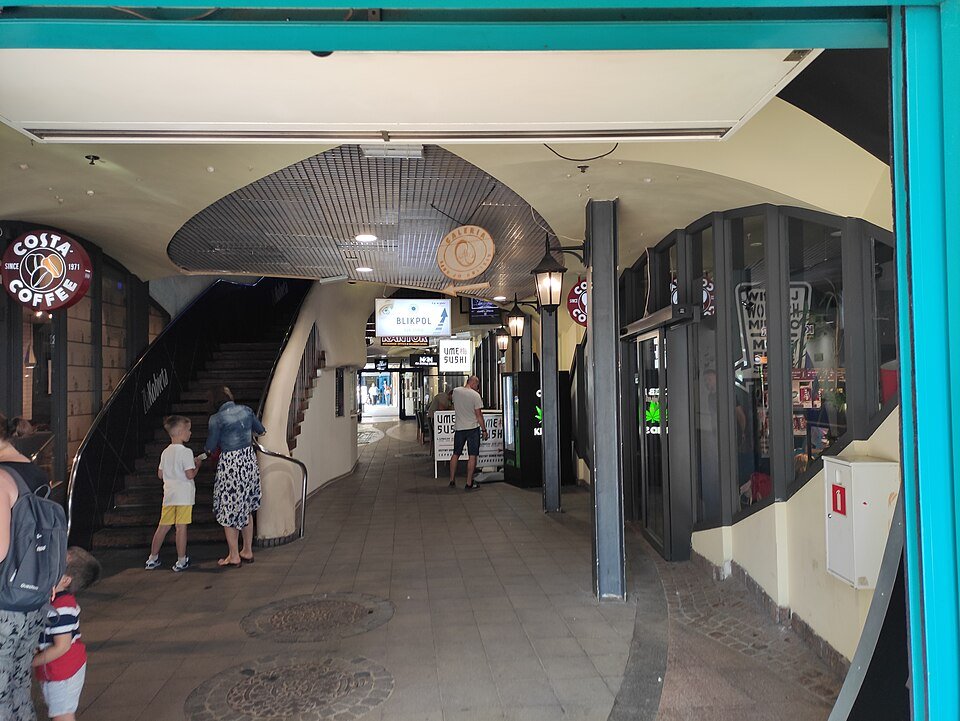 Krzywy Domek w Sopocie – charakterystyczny budynek na Monciaku